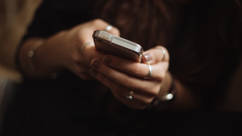 LINEの誕生日設定が恥ずかしいと感じたら?非公開・変更方法と見え方をやさしく解説